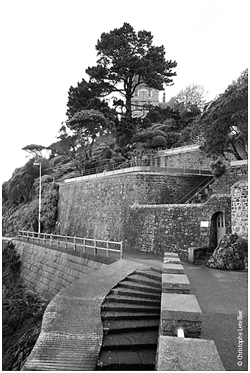 Dinard-Les abords de la piscine et du chemin de ronde avec mes majestueuses propriétés de bord de mer. © 2009 Christophe Letellier tous droits réservés. Pour revenir à la galerie, cliquez sur la photo.